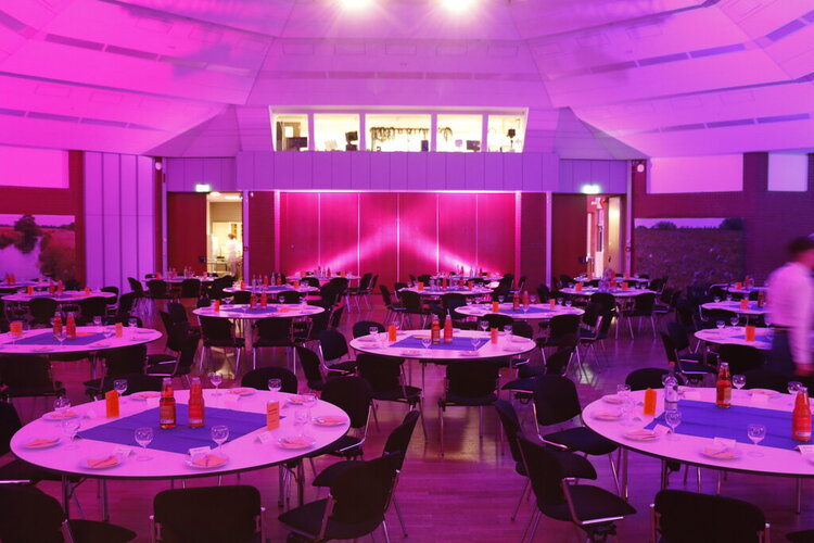 Saal mit Bühne Galerie 2