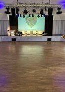 Saal mit Bühne Logo
